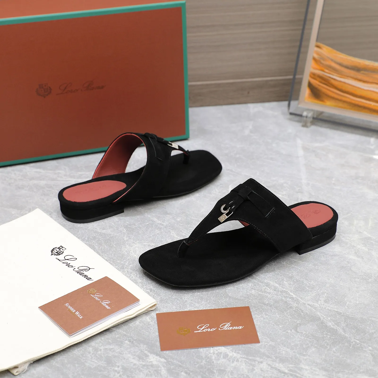 👟👟Ex-factory price 560👟👟 Purchasing-grade [Loro Piana] LP Mindil series T-strap thong sandals ✔️Top quality ✔️Soft sheep leather forms a tailor-made band that meets at the top of the upper and is fixed by a strong elastic ankle design. One is adorned with a discreet horn padlock, the other a gold circle badge. With its simple construction and sophisticated feel, these sandals are ideal for summer. ✔️Material: imported sheepskin fabric, sheepskin lining and feet ✔️Imported genuine leather outsole ✔️Code number: 35-42 (35/41/42 custom-made, non-refundable)